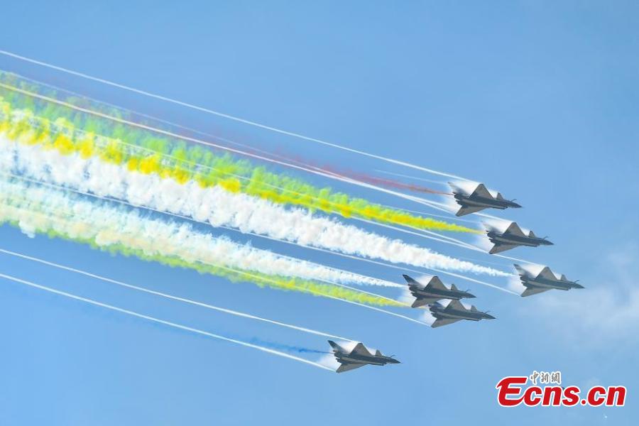 Fighter jets of China\'s Bayi Aerobatic Team perform at the 12th China International Aviation and Aerospace Exhibition (Airshow China) in the southern port city of Zhuhai, Guangdong Province on November 6, 2018. (Photo: China News Service/ Chen Jimin)