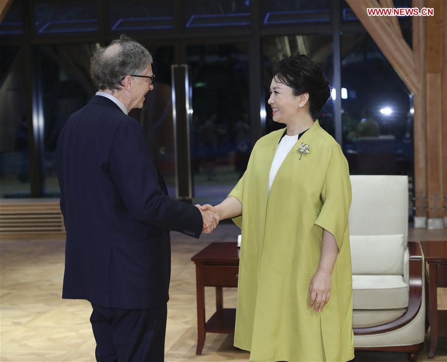 Peng Liyuan (R), wife of Chinese President Xi Jinping and World Health Organization (WHO) goodwill ambassador for tuberculosis and HIV/AIDS, meets with Bill Gates, co-chair of the Bill & Melinda Gates Foundation, in Shanghai, east China, Nov. 5, 2018. (Xinhua/Xie Huanchi)