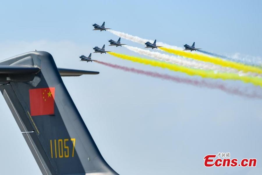 Fighter jets of China\'s Bayi Aerobatic Team perform at the 12th China International Aviation and Aerospace Exhibition (Airshow China) in the southern port city of Zhuhai, Guangdong Province on November 6, 2018. (Photo: China News Service/ Chen Jimin)