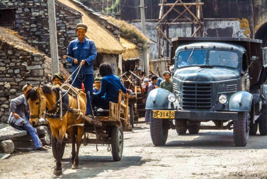 A horse carriage with a bus in Dali, Southwest China\'s Yunnan Province.  (Photo by Jamie Fouss/provided to chinadaily.com.cn)