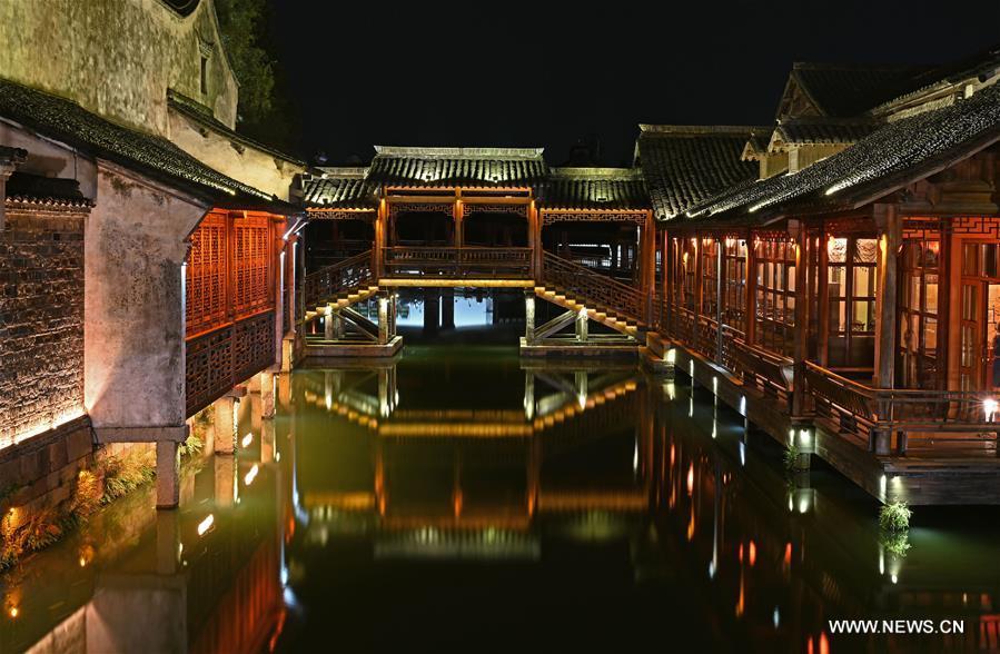 Photo taken on Nov. 6, 2018 shows the night scenery of Wuzhen, east China\'s Zhejiang Province. The fifth World Internet Conference (WIC) is scheduled to run from November 7-9 in the river town of Wuzhen. (Xinhua/Chen Yehua)