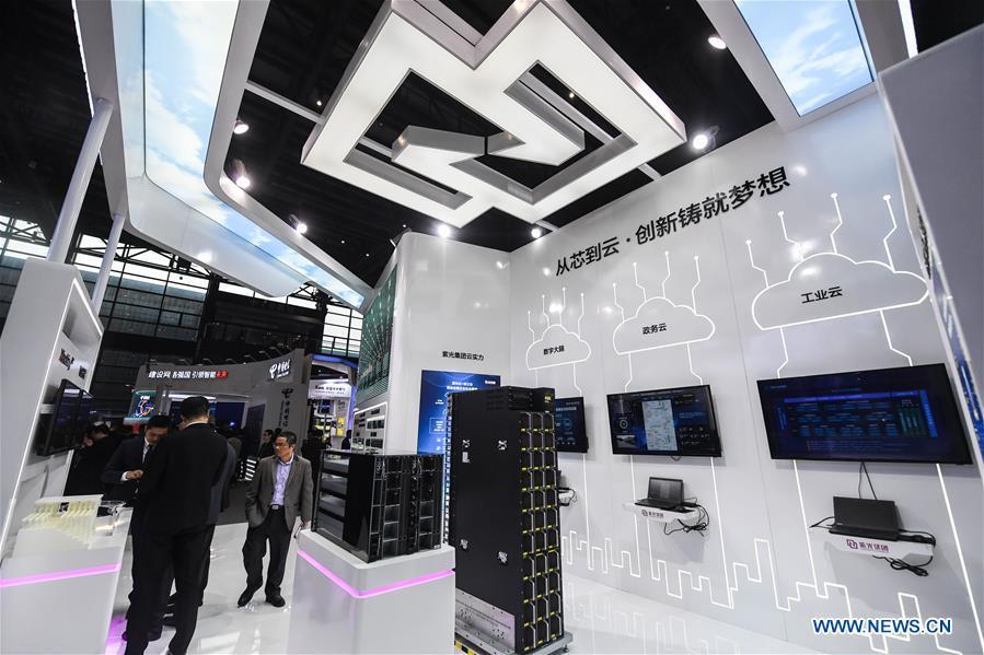 An exhibitor shows cloud technology solutions at the Light of Internet Expo of the fifth World Internet Conference in Wuzhen Township of Tongxiang, east China\'s Zhejiang Province, Nov. 6, 2018. Opening here on Tuesday, the exposition focuses on the world\'s most recent internet development trends and cutting-edge technologies, showing the latest internet technologies, achievements, products and applications of more than 430 enterprises and institutions from home and abroad. (Xinhua/Xu Yu)