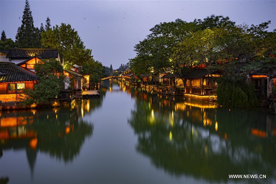 Photo taken on Nov. 6, 2018 shows the night scenery of Wuzhen, east China\'s Zhejiang Province. The fifth World Internet Conference (WIC) is scheduled to run from November 7-9 in the river town of Wuzhen. (Xinhua/Cai Yang)
