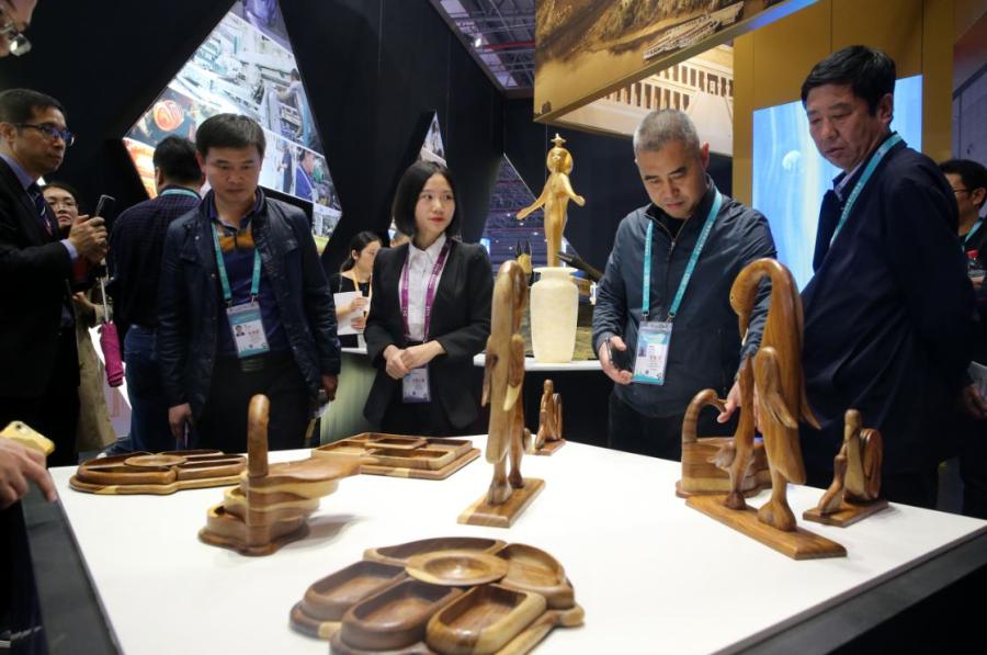 Egypt

As a country involved in the Belt and Road Initiative, Egypt has collaborated with China to establish the China-Egypt Suez Economic and Trade Cooperation Zone. (Photo/China Daily)

According to statistics from the General Administration of Customs, import and export volume between Egypt and China reached more than $10.83 billion in 2017. Egypt\'s exports to China amounted to $1.34 billion and the country\'s imports from China totaled more than $9.49 billion.

China has become Egypt\'s largest source of imports, and China jumped to the ninth place on the rankings of Egypt\'s export destinations, compared to the 14th in the previous year.

About 40 companies from Egypt participate in the CIIE. Their exhibits cover a wide range of fields, including pharmaceuticals, crafts, clothing, textiles, among others.

Egyptian fruit, including oranges and grapes, are also exhibited.