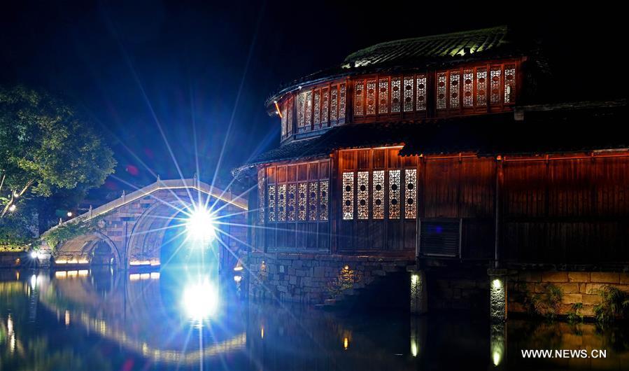 Photo taken on Nov. 6, 2018 shows the night scenery of Wuzhen, east China\'s Zhejiang Province. The fifth World Internet Conference (WIC) is scheduled to run from November 7-9 in the river town of Wuzhen. (Xinhua/Chen Yehua)