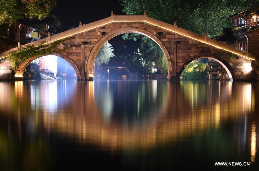 Photo taken on Nov. 6, 2018 shows the night scenery of Wuzhen, east China\'s Zhejiang Province. The fifth World Internet Conference (WIC) is scheduled to run from November 7-9 in the river town of Wuzhen. (Xinhua/Chen Yehua)
