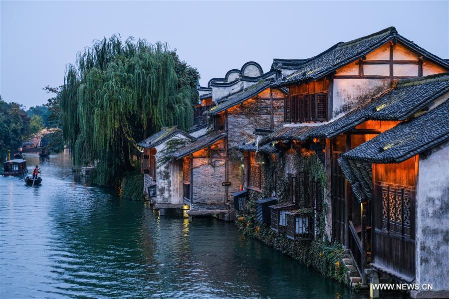 Photo taken on Nov. 6, 2018 shows the night scenery of Wuzhen, east China\'s Zhejiang Province. The fifth World Internet Conference (WIC) is scheduled to run from November 7-9 in the river town of Wuzhen. (Xinhua/Xu Yu)