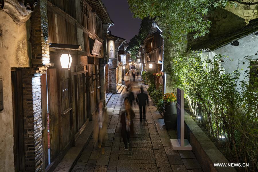 Photo taken on Nov. 6, 2018 shows the night scenery of Wuzhen, east China\'s Zhejiang Province. The fifth World Internet Conference (WIC) is scheduled to run from November 7-9 in the river town of Wuzhen. (Xinhua/Cai Yang)