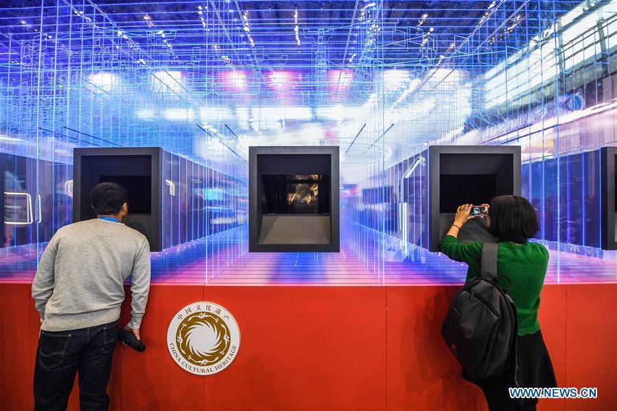 Visitors look at digitized cultural relics via a 3D display system at the Light of Internet Expo of the fifth World Internet Conference in Wuzhen Township of Tongxiang, east China\'s Zhejiang Province, Nov. 6, 2018. Opening here on Tuesday, the exposition focuses on the world\'s most recent internet development trends and cutting-edge technologies, showing the latest internet technologies, achievements, products and applications of more than 430 enterprises and institutions from home and abroad. (Xinhua/Xu Yu)