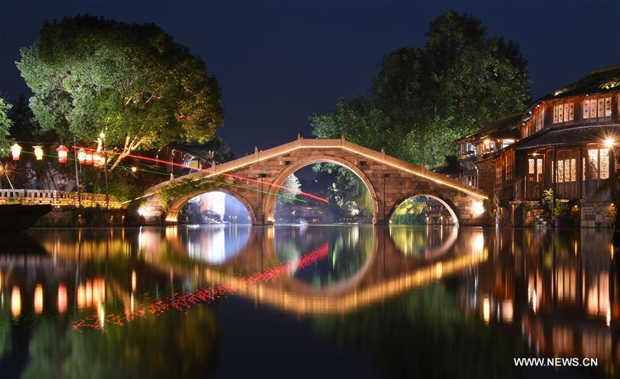 Photo taken on Nov. 6, 2018 shows the night scenery of Wuzhen, east China\'s Zhejiang Province. The fifth World Internet Conference (WIC) is scheduled to run from November 7-9 in the river town of Wuzhen. (Xinhua/Chen Yehua)