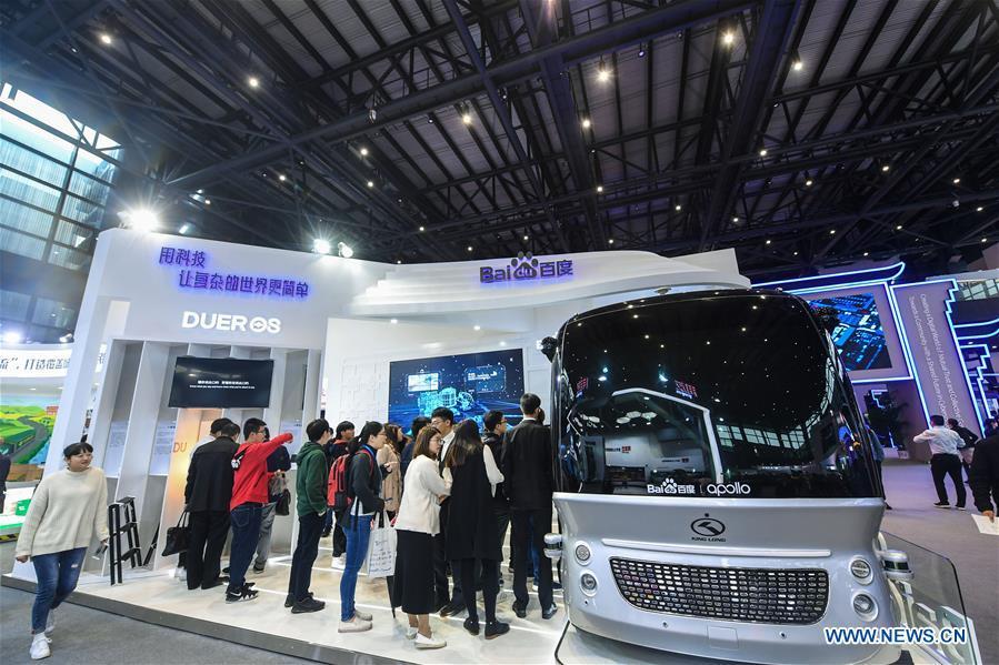 Visitors look at an auto-pilot vehicle at the Light of Internet Expo of the fifth World Internet Conference in Wuzhen Township of Tongxiang, east China\'s Zhejiang Province, Nov. 6, 2018. Opening here on Tuesday, the exposition focuses on the world\'s most recent internet development trends and cutting-edge technologies, showing the latest internet technologies, achievements, products and applications of more than 430 enterprises and institutions from home and abroad. (Xinhua/Xu Yu)