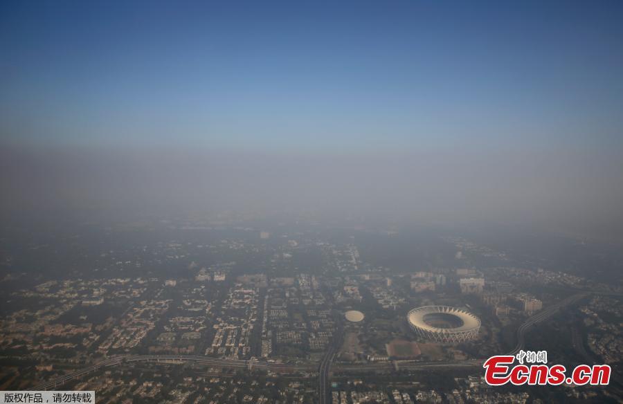 Air pollution in New Delhi hit hazardous levels on November 8 after a night of free-for-all Diwali fireworks, despite Supreme Court efforts to curb partying that fuels the Indian capital\'s toxic smog problem. (Photo/Agencies)