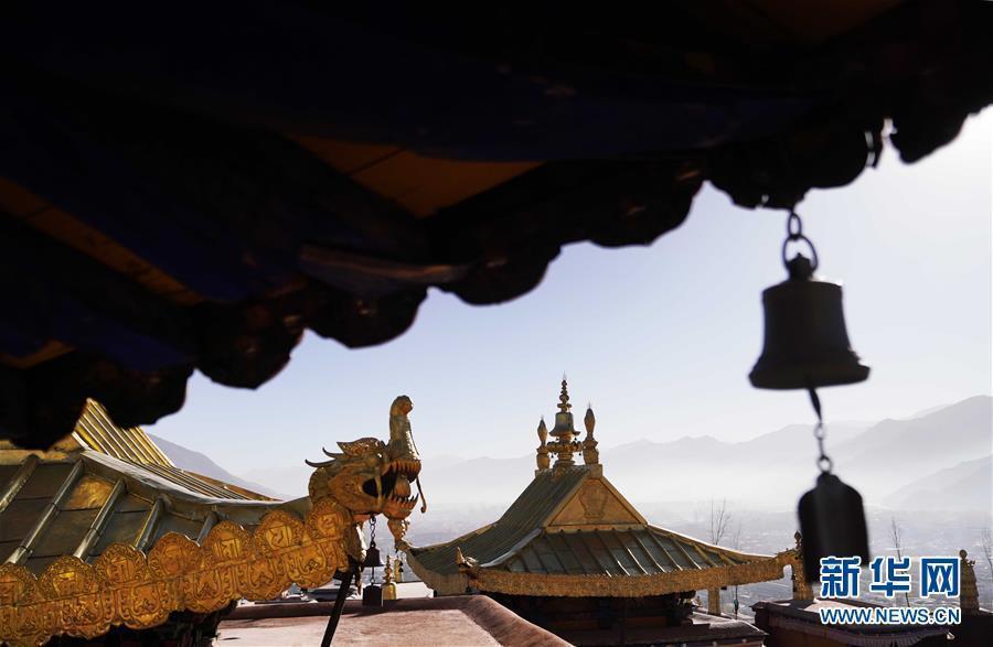 The Tibetan Buddhism heritage site Potala Palace is known for its shining gold-plated roof, which has just undergone major repair and polishing in Lhasa, capital of southwest China\'s Tibet Autonomous Region.
The face-lift took about a year and a half with 31 million yuan (4.47 million U.S. dollar) of funding appropriated by the State Administration of Cultural Heritage. The 1,300-year-old palace has seven golden peaks on the main building. Before the repairs, parts of the gold plating were damaged from long-term exposure to wind, sun and rain. During the repair, workers also improved the safety of the roof\'s wooden structure and the palace\'s affiliated buildings.(Photo/Xinhua)