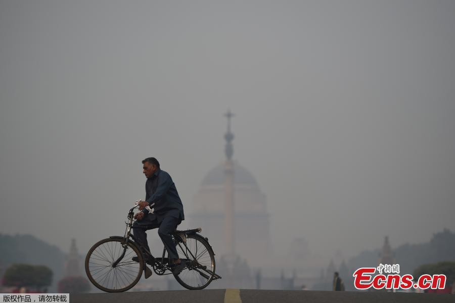 A man cycles near the Indian President\'s house amid heavy smog in New Delhi on November 8, 2018. Air pollution in New Delhi hit hazardous levels on November 8 after a night of free-for-all Diwali fireworks, despite Supreme Court efforts to curb partying that fuels the Indian capital\'s toxic smog problem. (Photo/Agencies)