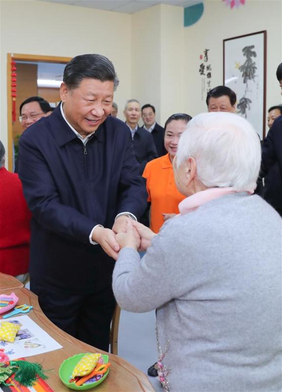 Chinese President Xi Jinping, also general secretary of the Communist Party of China Central Committee and chairman of the Central Military Commission, shakes hands with a citizen at a nursery for the elderly of a community center in Hongkou District of east China\'s Shanghai, Nov. 6, 2018. Xi Jinping made a two-day inspection in Shanghai, which ended on Wednesday. (Xinhua/Xie Huanchi)
