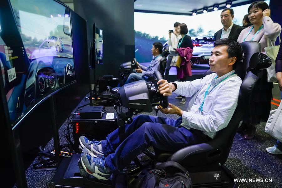 Visitors experiece the driving simulator at the booth of Hyundai during the first China International Import Expo (CIIE) in Shanghai, east China, Nov. 7, 2018. (Xinhua/Shen Bohan)
