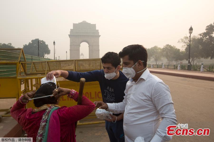 Air pollution in New Delhi hit hazardous levels on November 8 after a night of free-for-all Diwali fireworks, despite Supreme Court efforts to curb partying that fuels the Indian capital\'s toxic smog problem. (Photo/Agencies)