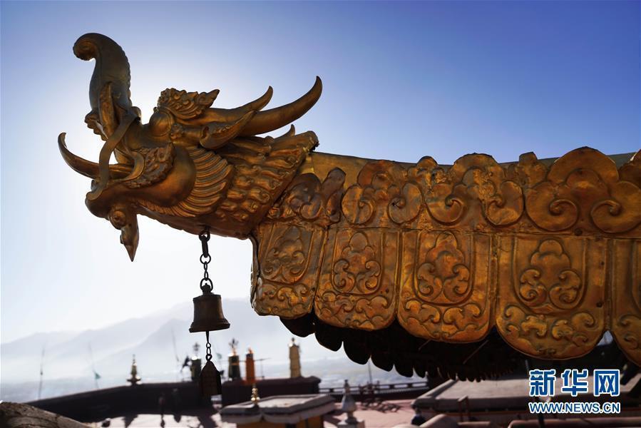 The Tibetan Buddhism heritage site Potala Palace is known for its shining gold-plated roof, which has just undergone major repair and polishing in Lhasa, capital of southwest China\'s Tibet Autonomous Region.
The face-lift took about a year and a half with 31 million yuan (4.47 million U.S. dollar) of funding appropriated by the State Administration of Cultural Heritage. The 1,300-year-old palace has seven golden peaks on the main building. Before the repairs, parts of the gold plating were damaged from long-term exposure to wind, sun and rain. During the repair, workers also improved the safety of the roof\'s wooden structure and the palace\'s affiliated buildings.(Photo/Xinhua)