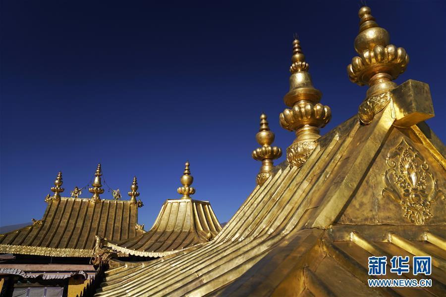 The Tibetan Buddhism heritage site Potala Palace is known for its shining gold-plated roof, which has just undergone major repair and polishing in Lhasa, capital of southwest China\'s Tibet Autonomous Region.
The face-lift took about a year and a half with 31 million yuan (4.47 million U.S. dollar) of funding appropriated by the State Administration of Cultural Heritage. The 1,300-year-old palace has seven golden peaks on the main building. Before the repairs, parts of the gold plating were damaged from long-term exposure to wind, sun and rain. During the repair, workers also improved the safety of the roof\'s wooden structure and the palace\'s affiliated buildings.(Photo/Xinhua)