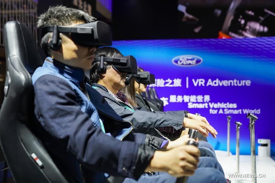 Visitors experience VR set at the booth of Ford during the first China International Import Expo (CIIE) in Shanghai, east China, Nov. 7, 2018. (Xinhua/Shen Bohan)