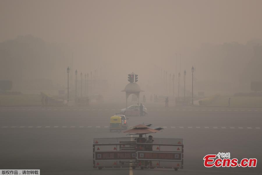 Commuters are seen amid heavy smog in New Delhi on November 8, 2018. - Air pollution in New Delhi hit hazardous levels on November 8 after a night of free-for-all Diwali fireworks, despite Supreme Court efforts to curb partying that fuels the Indian capital\'s toxic smog problem. (Photo/Agencies)