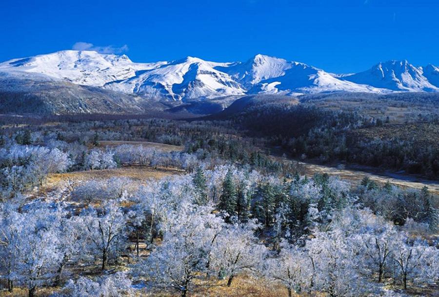 Would you like to see magnificent views of Changbai Mountain in the winter? The amazing snow-covered Heavenly Lake and hot spring will provide you a unique experience if you travel there. (Photo provided to chinadaily.com.cn)