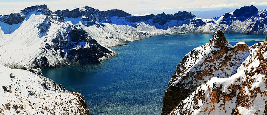 Would you like to see magnificent views of Changbai Mountain in the winter? The amazing snow-covered Heavenly Lake and hot spring will provide you a unique experience if you travel there. (Photo provided to chinadaily.com.cn)