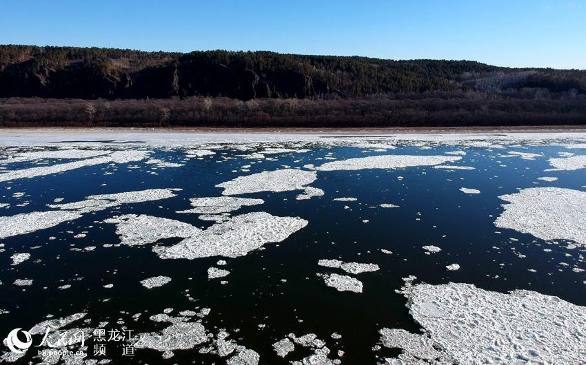 As the weather is getting colder in recent days, the Heilongjiang River, which serves as the border between the Russian Far East and northeastern China, is about to freeze.
On Nov. 6, in the Beiji village of Mohe, at the very northeast point of China\'s Heilongjiang Province, ice in various shapes are floating down the river, making for a picturesque scene. ((Photo/People\'s Daily Online)