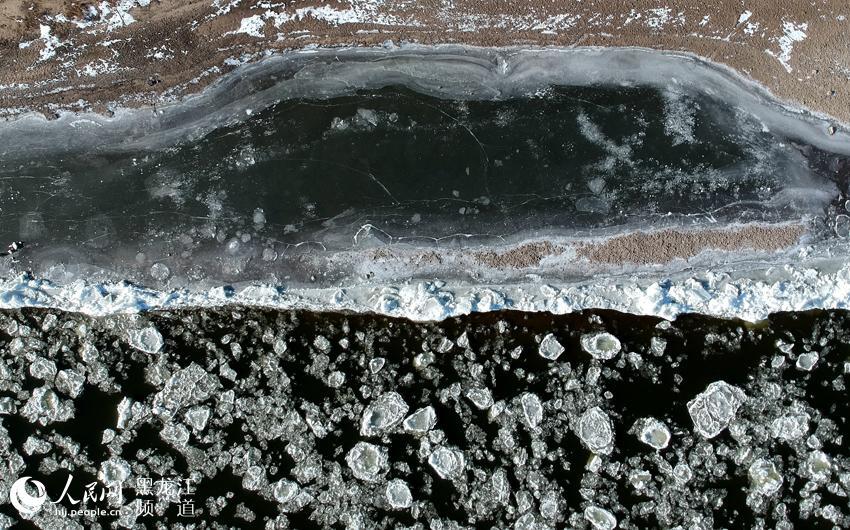 As the weather is getting colder in recent days, the Heilongjiang River, which serves as the border between the Russian Far East and northeastern China, is about to freeze.
On Nov. 6, in the Beiji village of Mohe, at the very northeast point of China\'s Heilongjiang Province, ice in various shapes are floating down the river, making for a picturesque scene. ((Photo/People\'s Daily Online)