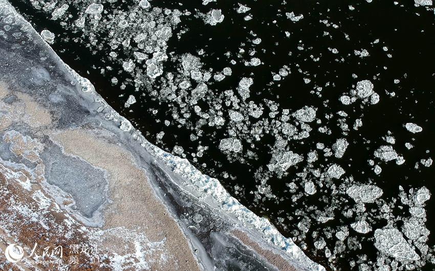 As the weather is getting colder in recent days, the Heilongjiang River, which serves as the border between the Russian Far East and northeastern China, is about to freeze.
On Nov. 6, in the Beiji village of Mohe, at the very northeast point of China\'s Heilongjiang Province, ice in various shapes are floating down the river, making for a picturesque scene. ((Photo/People\'s Daily Online)