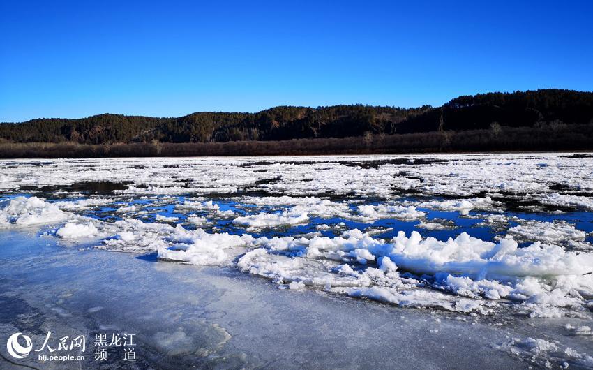 As the weather is getting colder in recent days, the Heilongjiang River, which serves as the border between the Russian Far East and northeastern China, is about to freeze.
On Nov. 6, in the Beiji village of Mohe, at the very northeast point of China\'s Heilongjiang Province, ice in various shapes are floating down the river, making for a picturesque scene. ((Photo/People\'s Daily Online)