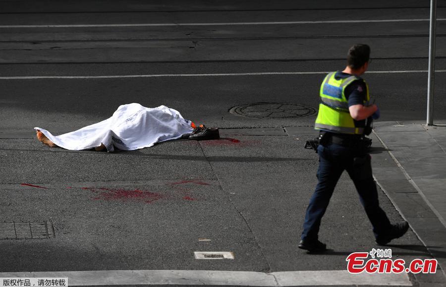 A policeman walks near a body covered with a sheet near the Bourke Street mall in central Melbourne, Australia, November 9, 2018. A man has been shot by police after setting a car on fire and allegedly stabbing a number of people in Melbourne\'s Bourke St. (Photo/Agencies)