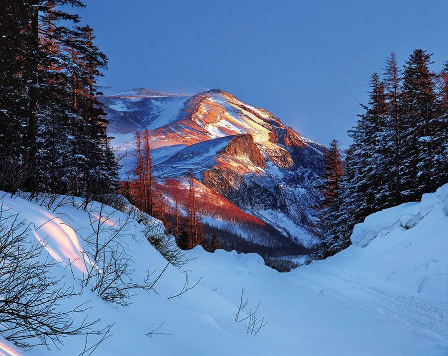 Would you like to see magnificent views of Changbai Mountain in the winter? The amazing snow-covered Heavenly Lake and hot spring will provide you a unique experience if you travel there. (Photo provided to chinadaily.com.cn)