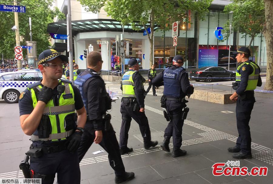 Policemen block members of the public from walking towards the Bourke Street mall in central Melbourne, Australia, November 9, 2018. Australian police reported multiple people were hurt in a rush hour stabbing incident. (Photo/Agencies)
