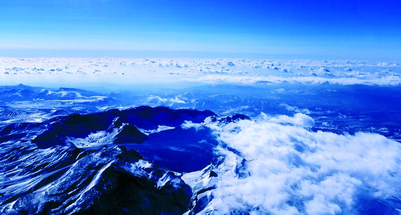 Would you like to see magnificent views of Changbai Mountain in the winter? The amazing snow-covered Heavenly Lake and hot spring will provide you a unique experience if you travel there. (Photo provided to chinadaily.com.cn)