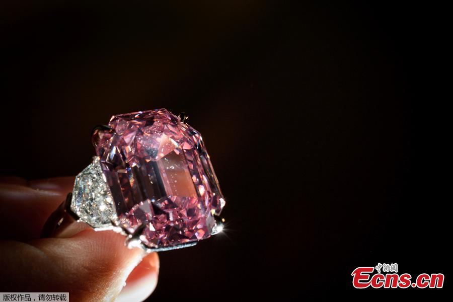 The Pink Legacy, a 18.96 carat fancy vivid pink diamond once owned by Oppenheimer family is displayed on November 8, 2018 during a press preview ahead of sales by Christie\'s auction house in Geneva. The auction will take place in Geneva on November 13, 2018. (Photo/Agencies)