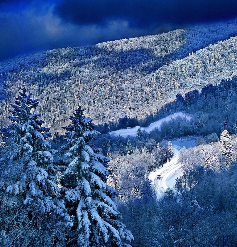 Would you like to see magnificent views of Changbai Mountain in the winter? The amazing snow-covered Heavenly Lake and hot spring will provide you a unique experience if you travel there. (Photo provided to chinadaily.com.cn)