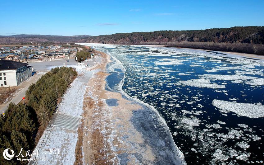 As the weather is getting colder in recent days, the Heilongjiang River, which serves as the border between the Russian Far East and northeastern China, is about to freeze.
On Nov. 6, in the Beiji village of Mohe, at the very northeast point of China\'s Heilongjiang Province, ice in various shapes are floating down the river, making for a picturesque scene. ((Photo/People\'s Daily Online)