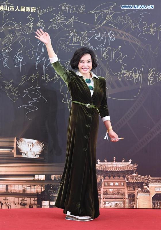Actress Liu Xiaoqing attends the red carpet ceremony of the 27th China Golden Rooster & Hundred Flowers Film Festival in Foshan, south China\'s Guangdong Province, Nov. 10, 2018. The red carpet ceremony of the 27th China Golden Rooster & Hundred Flowers Film Festival was held here on Saturday. (Xinhua/Deng Hua)