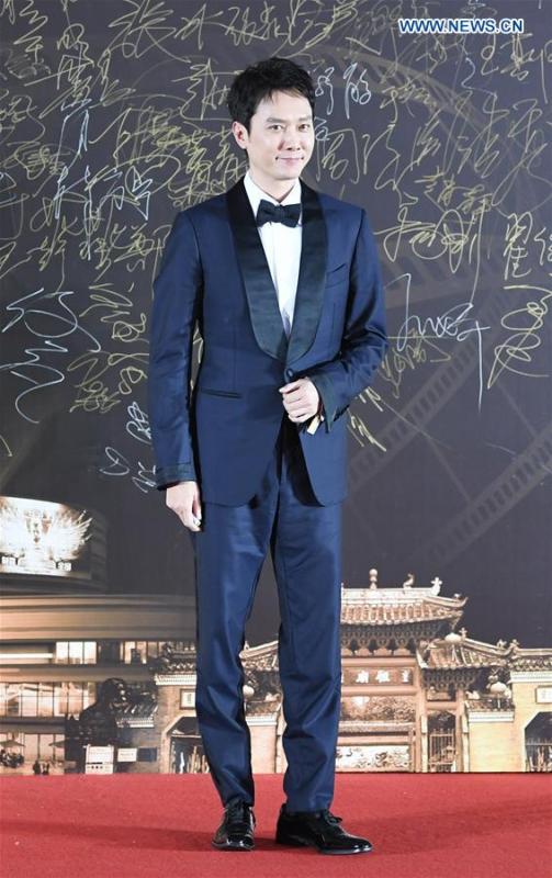 Actor Feng Shaofeng attends the red carpet ceremony of the 27th China Golden Rooster & Hundred Flowers Film Festival in Foshan, south China\'s Guangdong Province, Nov. 10, 2018. The red carpet ceremony of the 27th China Golden Rooster & Hundred Flowers Film Festival was held here on Saturday. (Xinhua/Deng Hua)