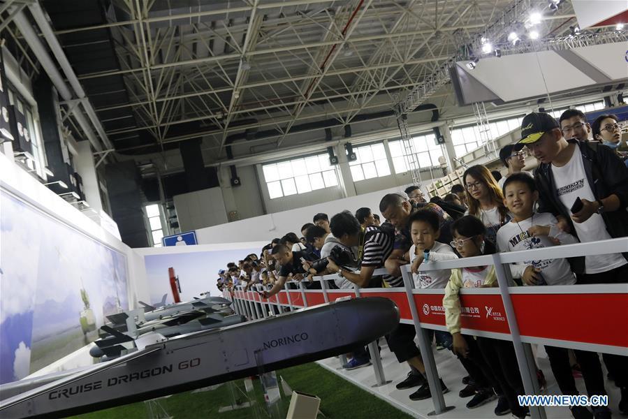 People visit the 12th China International Aviation and Aerospace Exhibition (Airshow China) in Zhuhai, south China\'s Guangdong Province, Nov. 10, 2018. Saturday marks the second of three public days of the Airshow China. (Xinhua/Liu Fang)