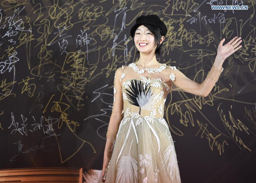 Actress Zhou Dongyu attends the red carpet ceremony of the 27th China Golden Rooster & Hundred Flowers Film Festival in Foshan, south China\'s Guangdong Province, Nov. 10, 2018. The red carpet ceremony of the 27th China Golden Rooster & Hundred Flowers Film Festival was held here on Saturday. (Xinhua/Deng Hua)