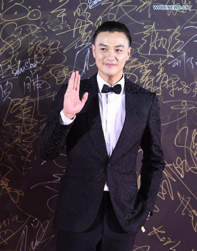 Actor Zhou Yiwei attends the red carpet ceremony of the 27th China Golden Rooster & Hundred Flowers Film Festival in Foshan, south China\'s Guangdong Province, Nov. 10, 2018. The red carpet ceremony of the 27th China Golden Rooster & Hundred Flowers Film Festival was held here on Saturday. (Xinhua/Deng Hua)