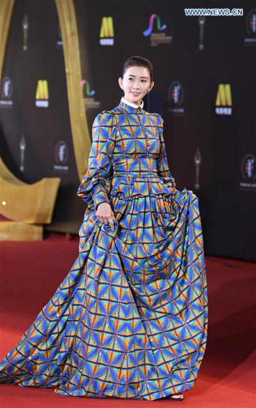 Actress Lin Chi-ling attends the red carpet ceremony of the 27th China Golden Rooster & Hundred Flowers Film Festival in Foshan, south China\'s Guangdong Province, Nov. 10, 2018. The red carpet ceremony of the 27th China Golden Rooster & Hundred Flowers Film Festival was held here on Saturday. (Xinhua/Deng Hua)