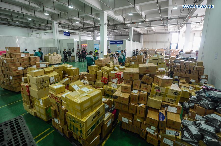 File photo taken on Nov. 10, 2015 shows workers sorting out imported goods at the Hangzhou Cross-Border E-Commerce Industrial Park in Hangzhou, capital of east China\'s Zhejiang Province. (Xinhua/Xu Yu)