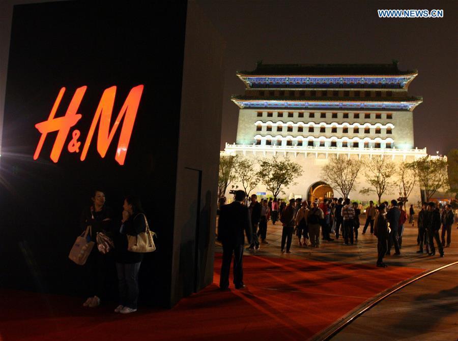 File photo taken on April 22, 2009 shows the giant signboard of Sweden\'s chic fashion chain store H&M on Qianmen Street in Beijing, capital of China. (Xinhua/He Jinwen)