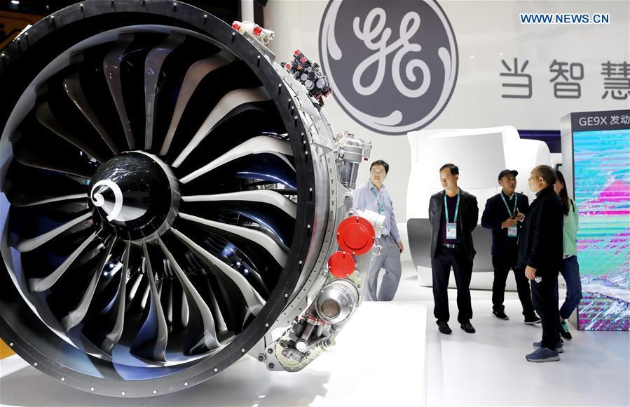 Visitors view the model of a GE aircraft engine at the First China International Import Expo in Shanghai, east China, Nov. 5, 2018. (Xinhua/Fang Zhe)