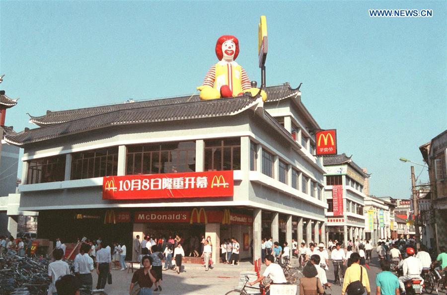 File photo taken in October 1990 shows the outside look of the McDonald\'s in Shenzhen, south China\'s Guangdong Province. It was the first McDonald\'s opened in the Chinese mainland. (Xinhua/Zhang Yiwen)
