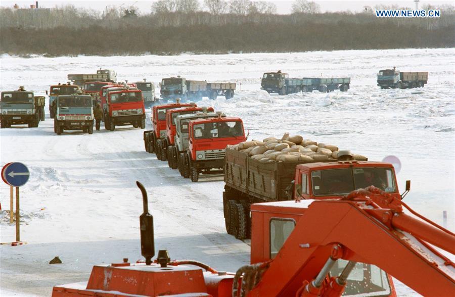 File photo shows machines and materials being carried to China from Russia across the frozen Songhua River in northeast China. (Xinhua/Zheng Zhensun)