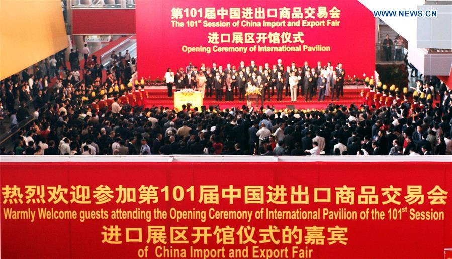 The 101st Session of China Import and Export Fair is opened in Guangzhou, capital of south China\'s Guangdong Province, April 15, 2007. (Xinhua/Chen Xuesi)